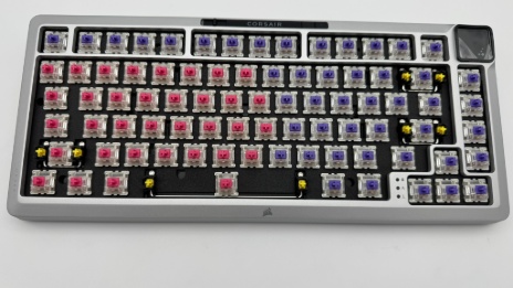 Corsair Makr 75 Review. Zelfbouwtoetsenbord voor wie graag eigenwijs is.